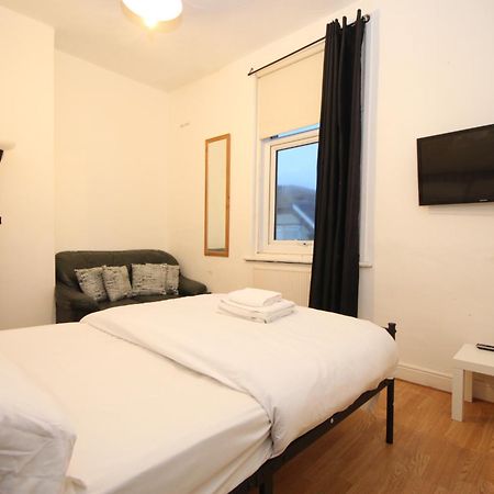 Barton Seaview, Self Catering Studio Apartments, Promenade & Central Beach Location, Families, Couples Or 23 Years Plus Only, Free Parking Blackpool Kültér fotó