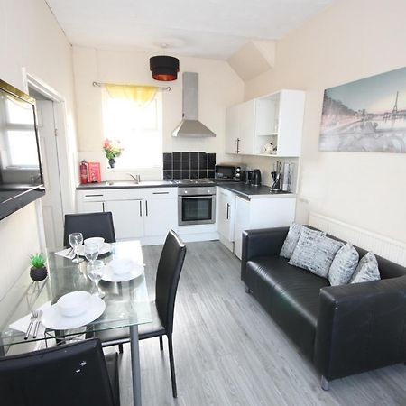 Barton Seaview, Self Catering Studio Apartments, Promenade & Central Beach Location, Families, Couples Or 23 Years Plus Only, Free Parking Blackpool Kültér fotó