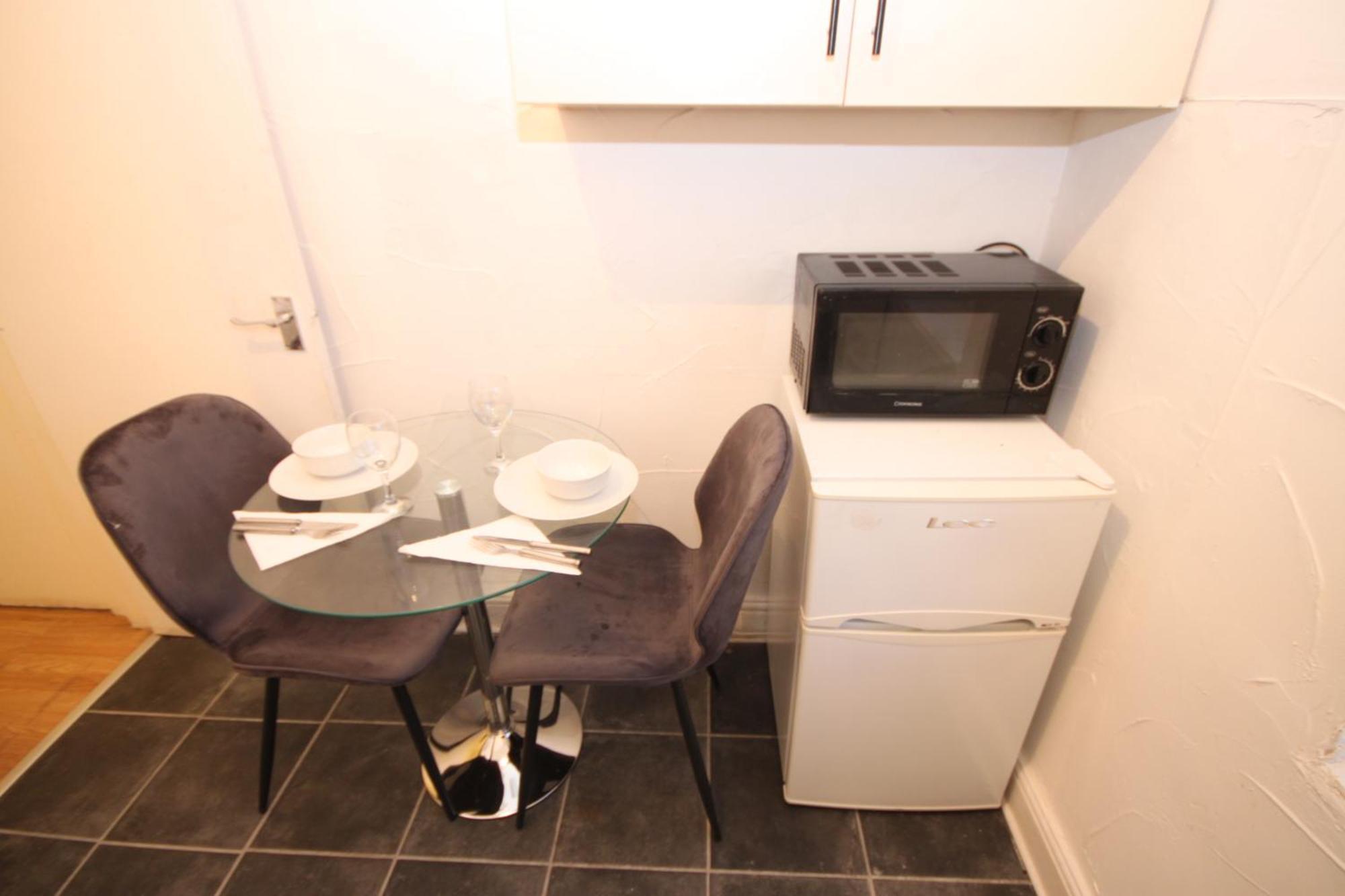 Barton Seaview, Self Catering Studio Apartments, Promenade & Central Beach Location, Families, Couples Or 23 Years Plus Only, Free Parking Blackpool Szoba fotó