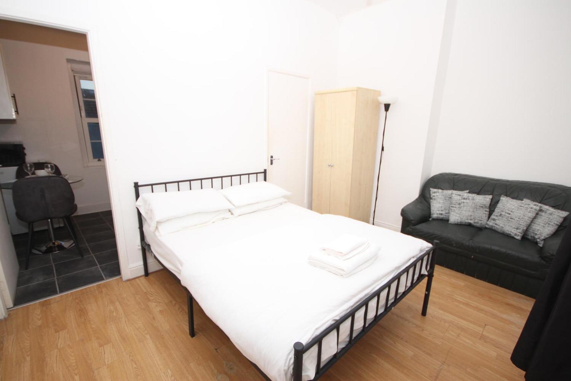 Barton Seaview, Self Catering Studio Apartments, Promenade & Central Beach Location, Families, Couples Or 23 Years Plus Only, Free Parking Blackpool Kültér fotó