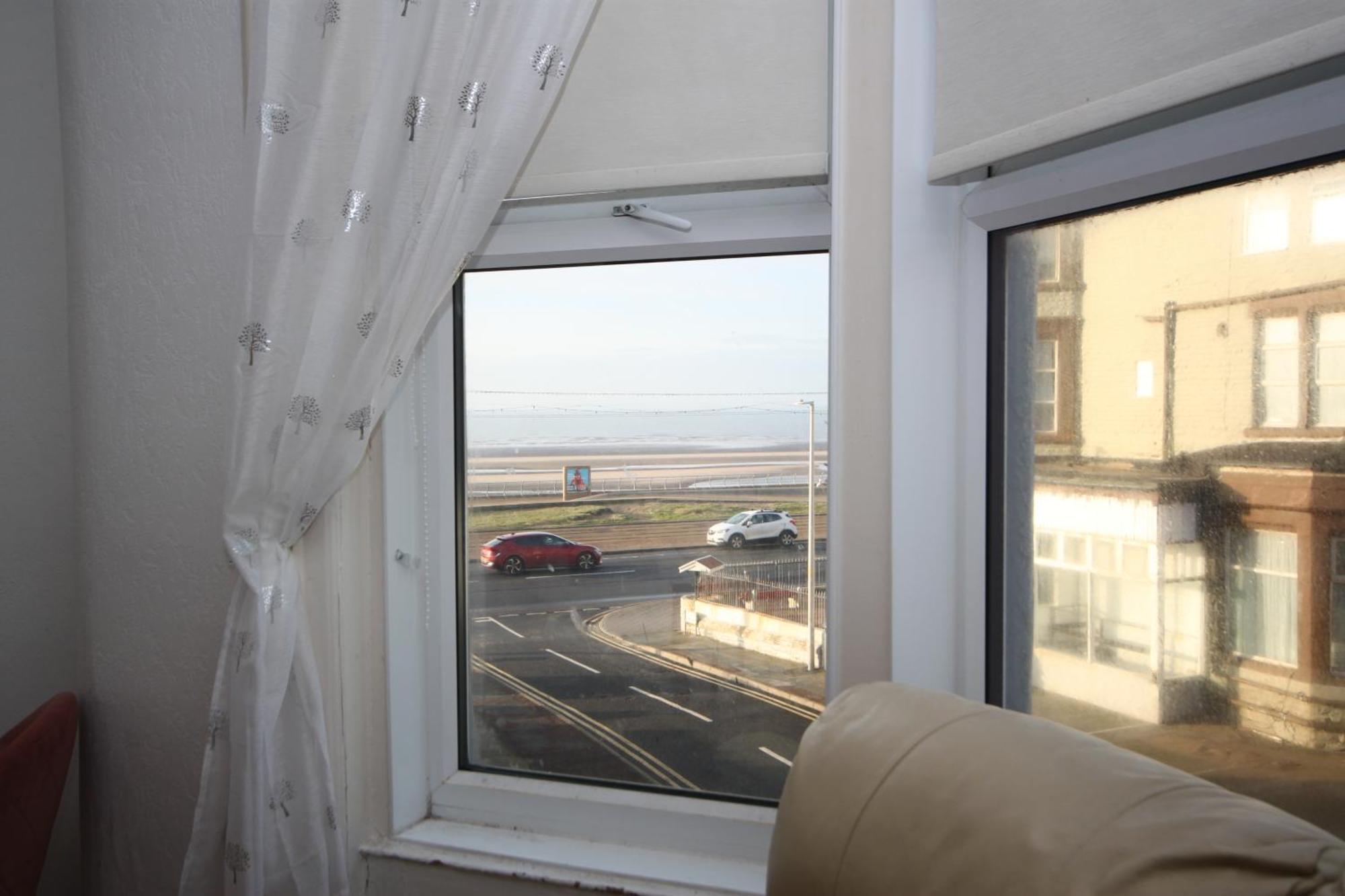 Barton Seaview, Self Catering Studio Apartments, Promenade & Central Beach Location, Families, Couples Or 23 Years Plus Only, Free Parking Blackpool Kültér fotó