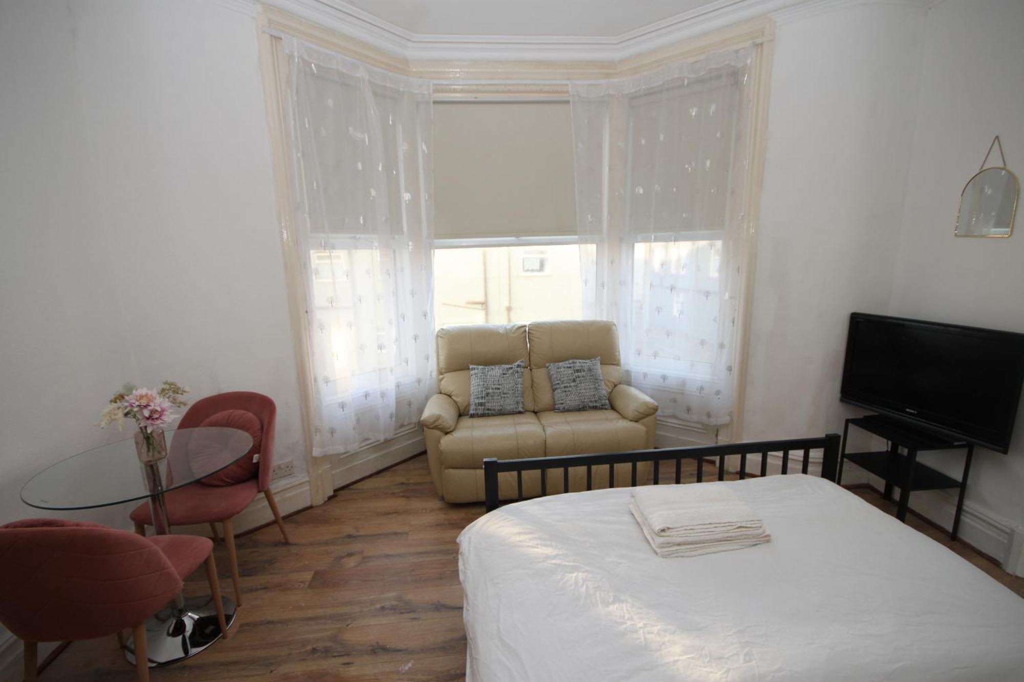 Barton Seaview, Self Catering Studio Apartments, Promenade & Central Beach Location, Families, Couples Or 23 Years Plus Only, Free Parking Blackpool Kültér fotó