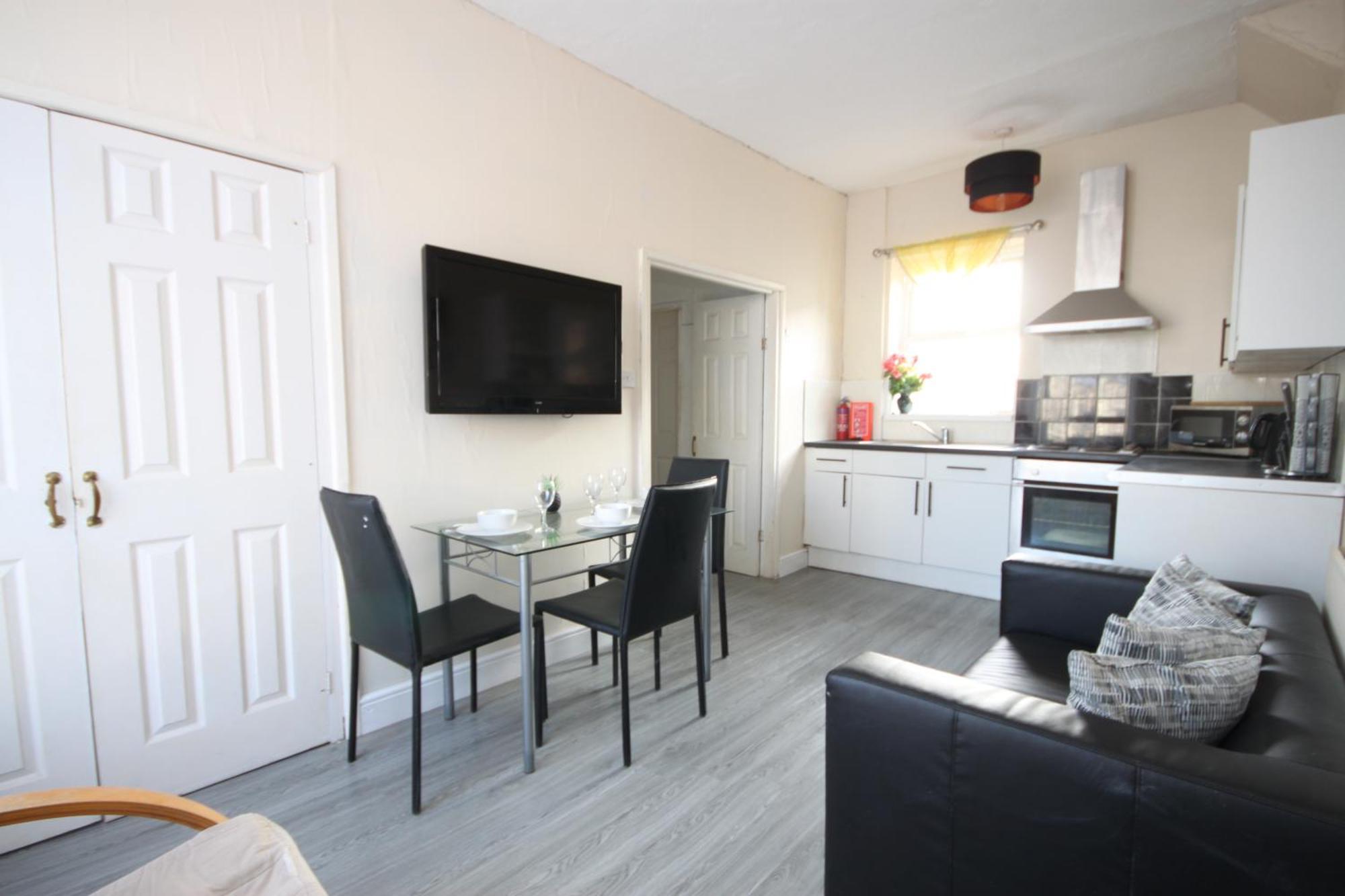 Barton Seaview, Self Catering Studio Apartments, Promenade & Central Beach Location, Families, Couples Or 23 Years Plus Only, Free Parking Blackpool Kültér fotó